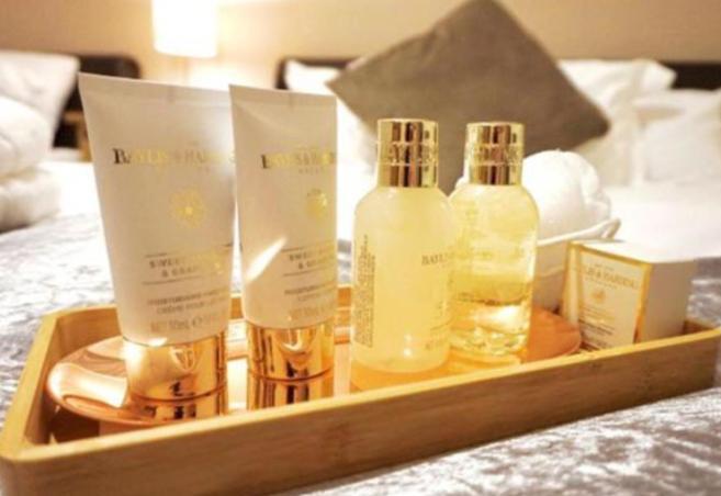 ביגלסווייד Stratton Cottage Guesthouse מראה חיצוני תמונה A selection of amenities by L'Occitane